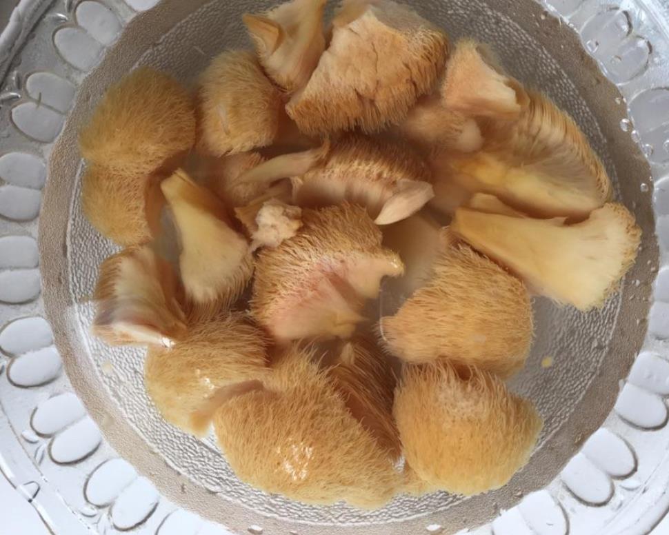 菌菇炖排骨的做法大全家常,炖排骨汤放几个羊肚菌好