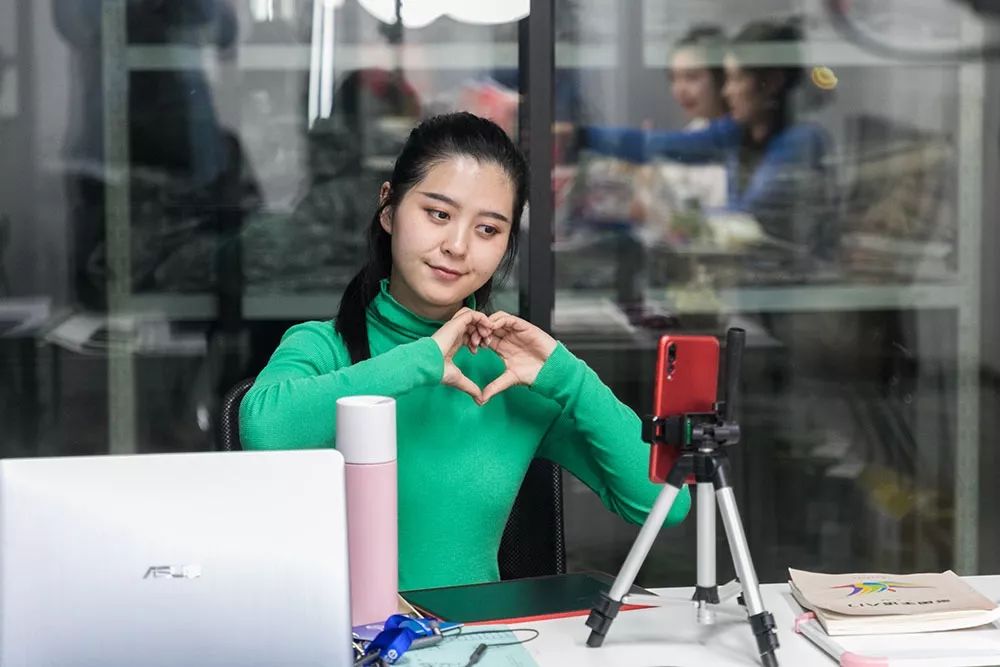 不能开口说话的女主播,直播间不说话的女人