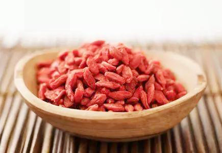 受潮的枸杞怎么恢复变干变脆,枸杞怎么保存才不会受潮湿