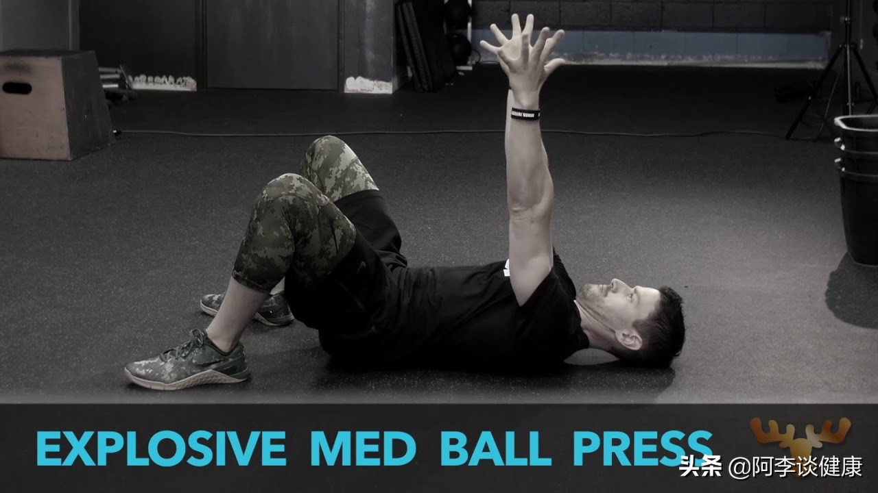 卧推力量上不去？药球仰卧胸推爆发力训练：帮你快速进阶提升力量