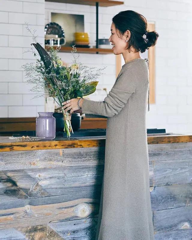 看这位45+日本博主的时尚穿搭，有一种由内而外散发的自信张扬