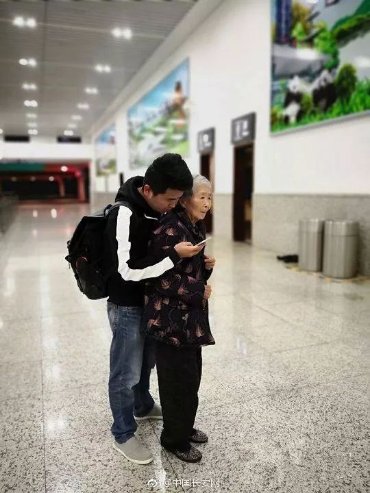 民警收到“红牌警告”：立即停止工作