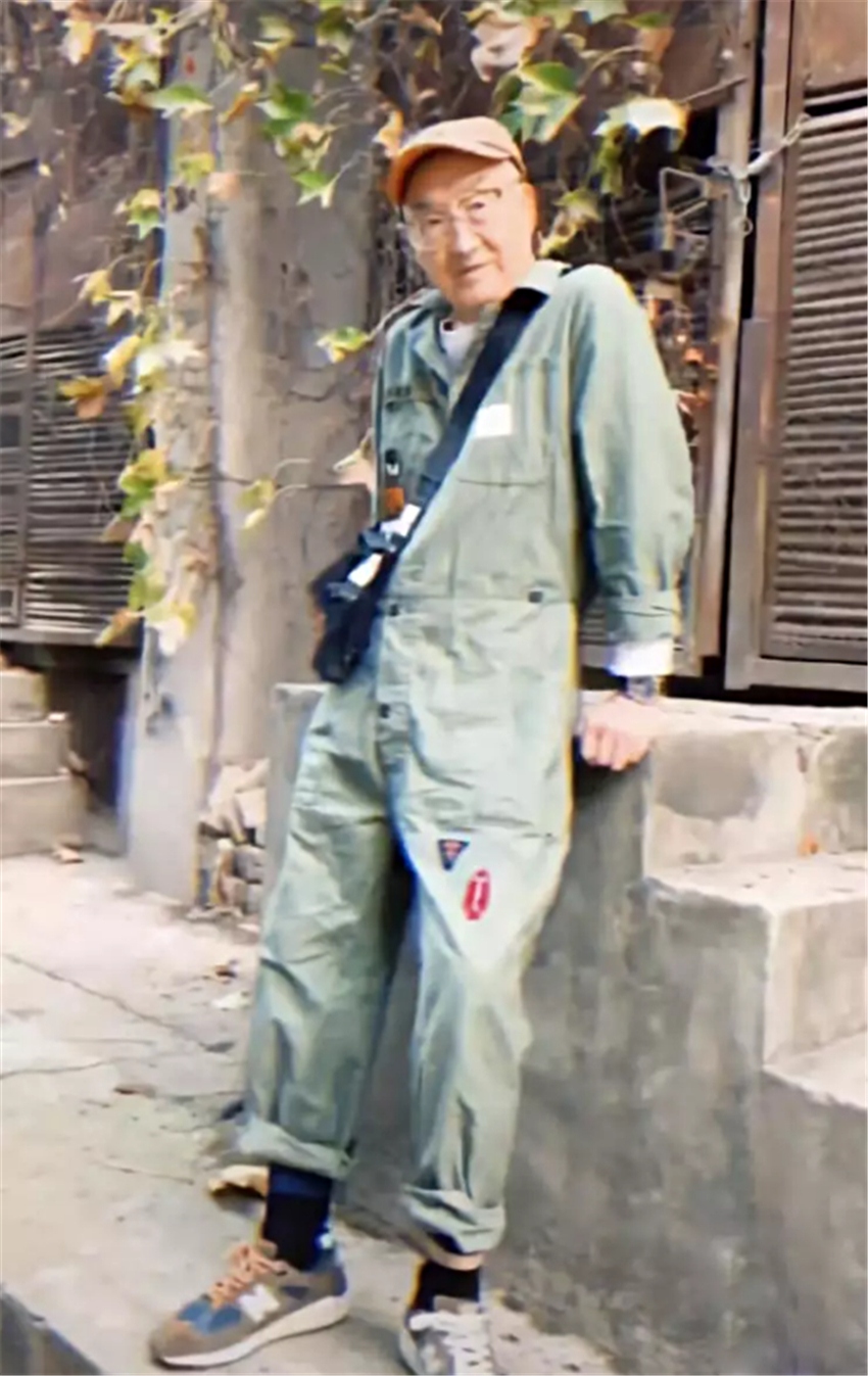 82岁爷爷穿粉色AJ上街，一身马卡龙配色，和孙子同款真时尚