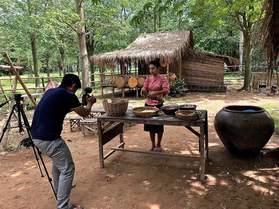 男版李子柒火了,李子柒做原始烤炉视频