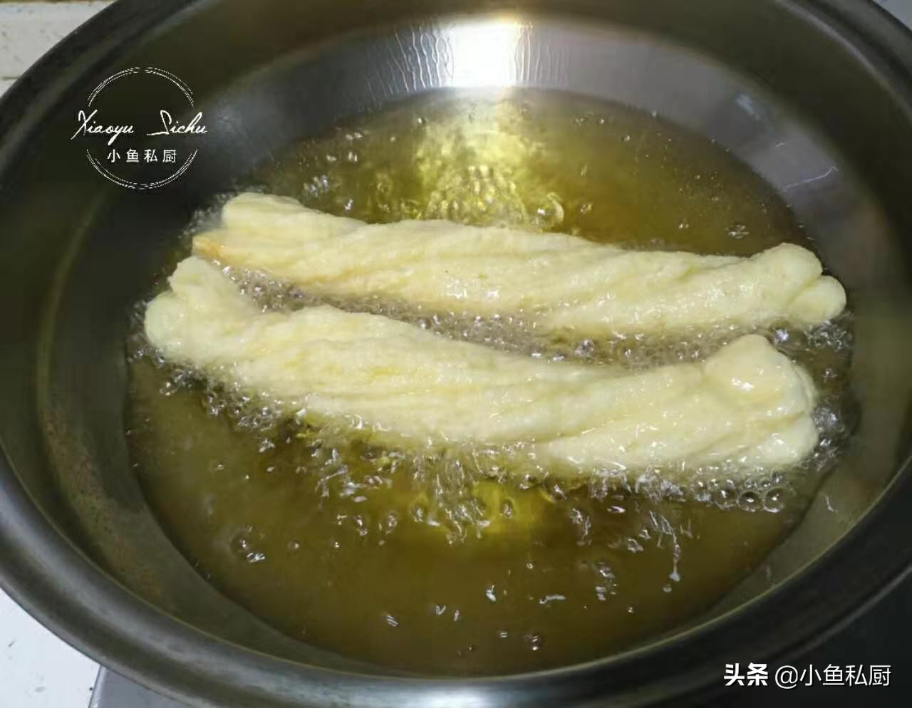 1碗面2个鸡蛋轻松做美味小油条,1碗面粉2个鸡蛋教你在家做油条