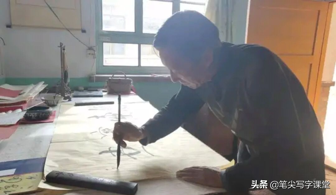 65岁开始学习书法98岁的老人,69岁老人练书法