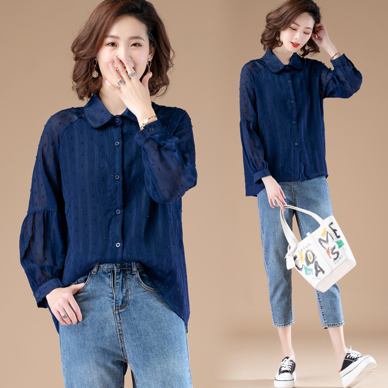 立秋后，媳妇就不再穿裙装了，只认这“雪纺衫+七分裤”，特别美