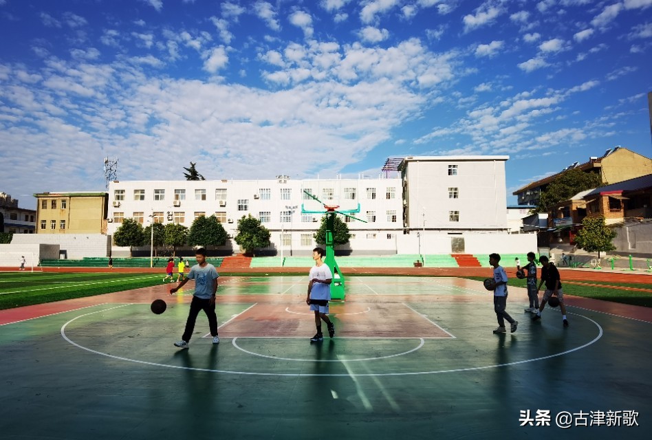 秋日暖阳运动场上活力四射,金秋十月秋高气爽运动健儿展风采