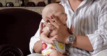 婴儿脖子皮肤比较黄是啥原因,婴儿脖子上起鸡皮是怎么回事