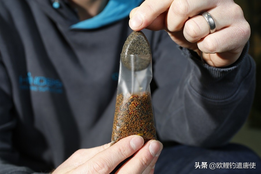 外国人钓鱼打窝技巧,老外用超大饵钓鱼