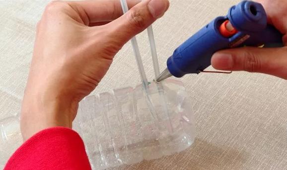 长期出门怎么制作自动浇水器,如何制作自动浇水器立在地上的