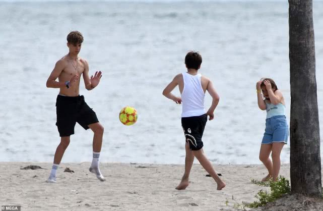 小七和贝克汉姆视频,小七与哥哥罗密欧踢足球