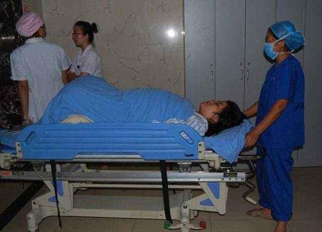 妻子顺产时丈夫抓拍的三张图片使人动容，网友：母亲辛苦了