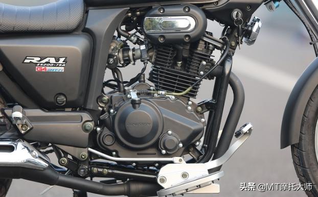 这款车售价8980元，搭配电喷动力，国产摩旅巡航太子，续航500km