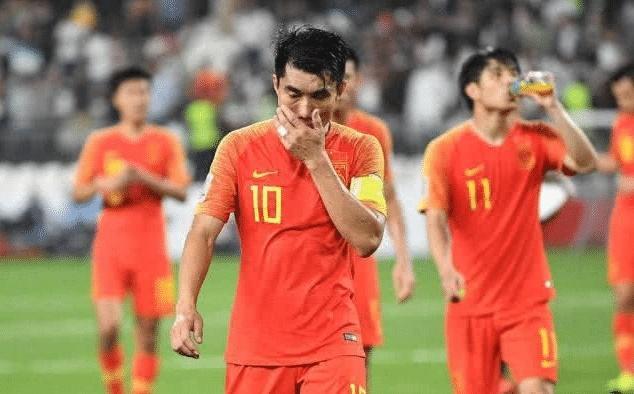 这位39岁国足老将哭的那一瞬间,多少球迷为之流泪,他真的尽力了