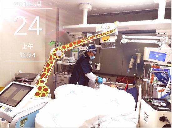 呼吸球囊一次挤压多少,10000次按压挽救婴儿生命