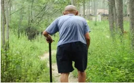 80岁老太太驼背90度能手术吗,老年人驼背有什么好的治疗方法