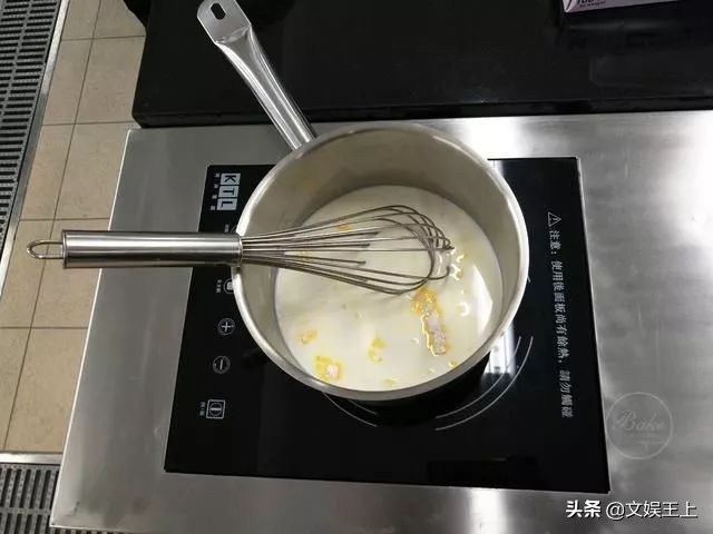 不用出门自己在家做蛋糕,不能出门就自己做了一个蛋糕