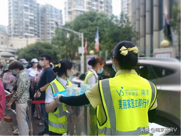 一个交付17年的南京老小区，“教科书”式防疫的真相……