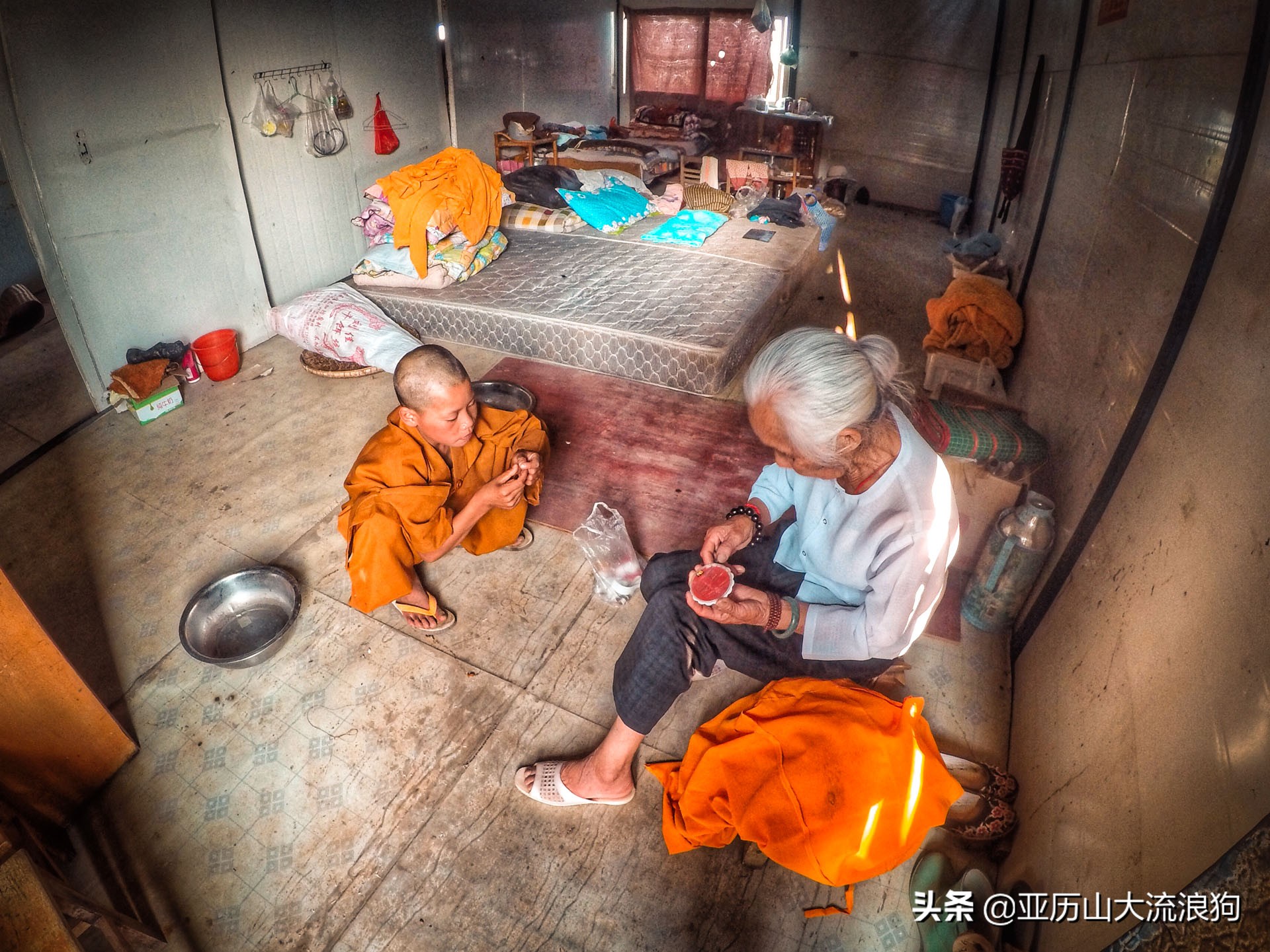 我流浪到中缅边境，发现一座奇特的寺庙，修行的僧人竟都是孩童