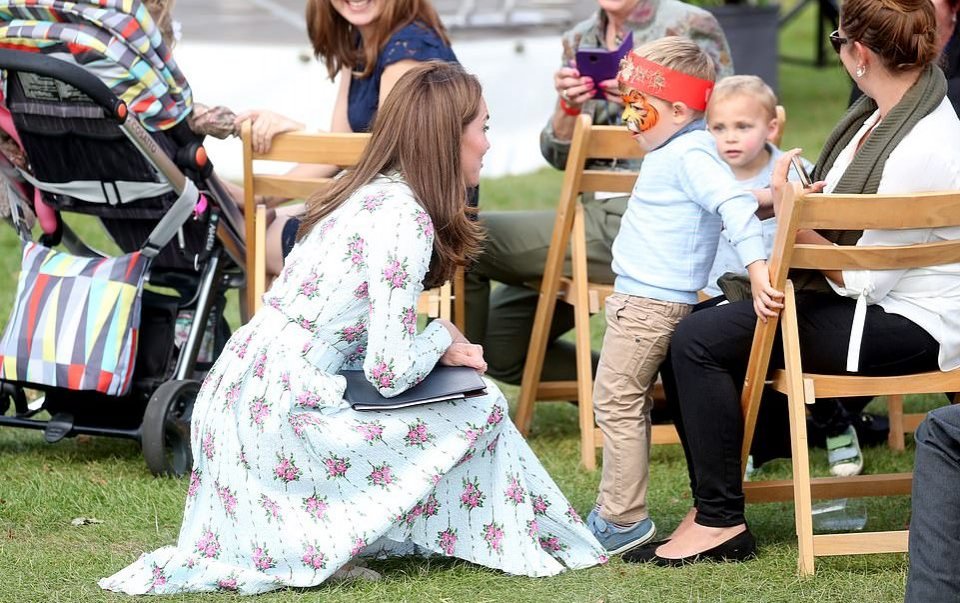 凯特王妃穿搭日常半身裙,凯特王妃穿搭大衣收腰