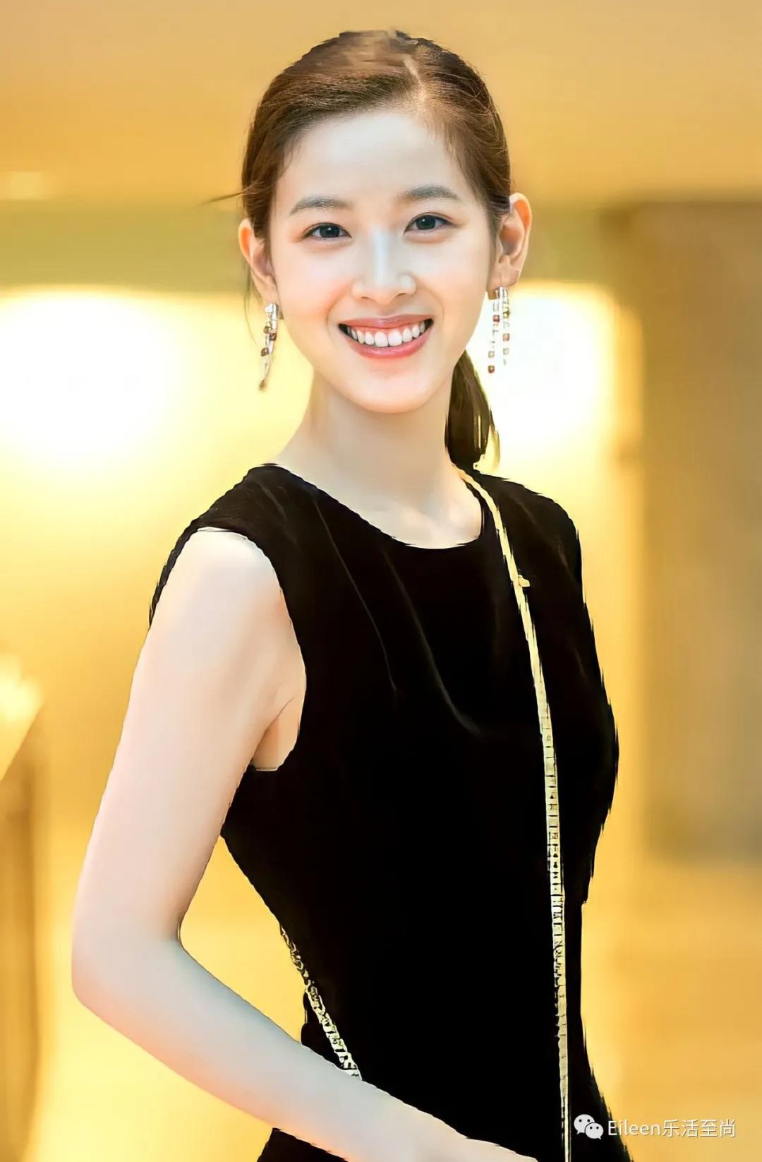 合影被裁？奶茶妹妹的千亿名媛晋级路还有多长？