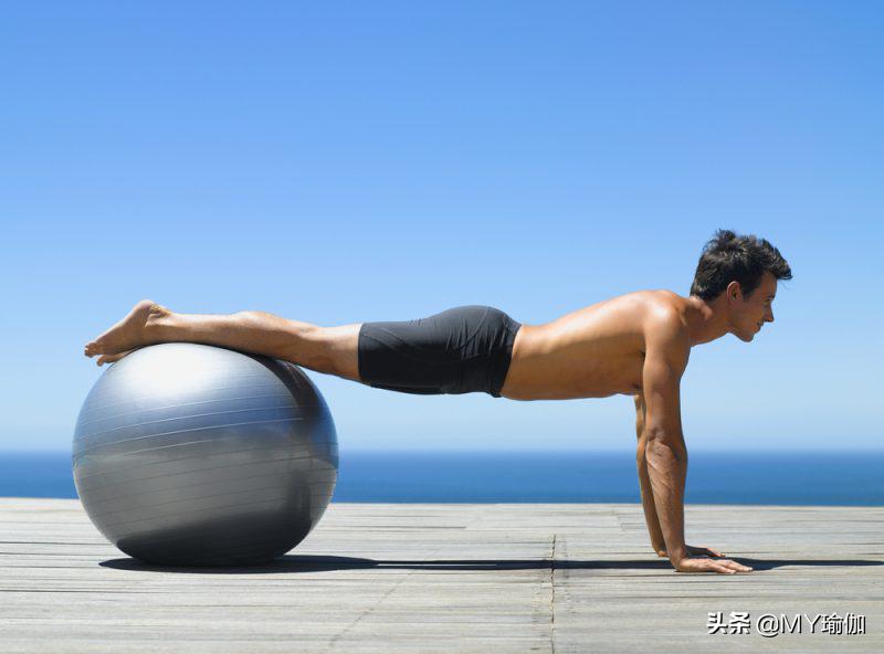 瑜伽球大小球简单教程,瑜伽球怎么玩让身体变得更柔软