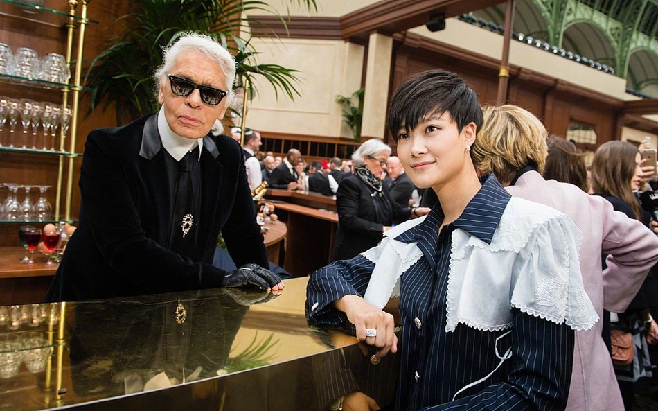 时尚界的“凯撒大帝”老佛爷去世，一个时代终结了！