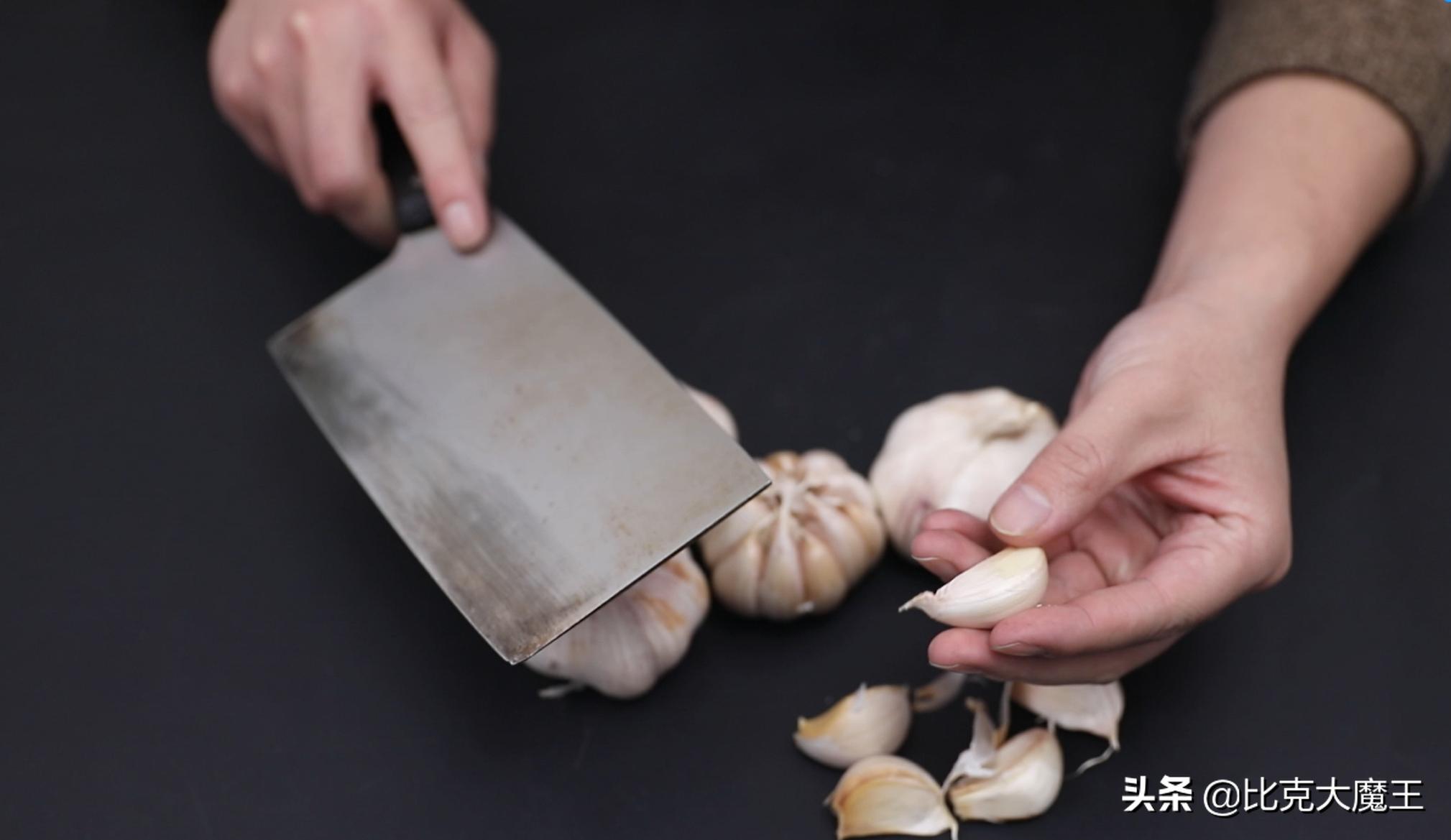 剥大蒜还有简单技巧，只需轻轻一搓，大蒜皮自动脱落，太方便了