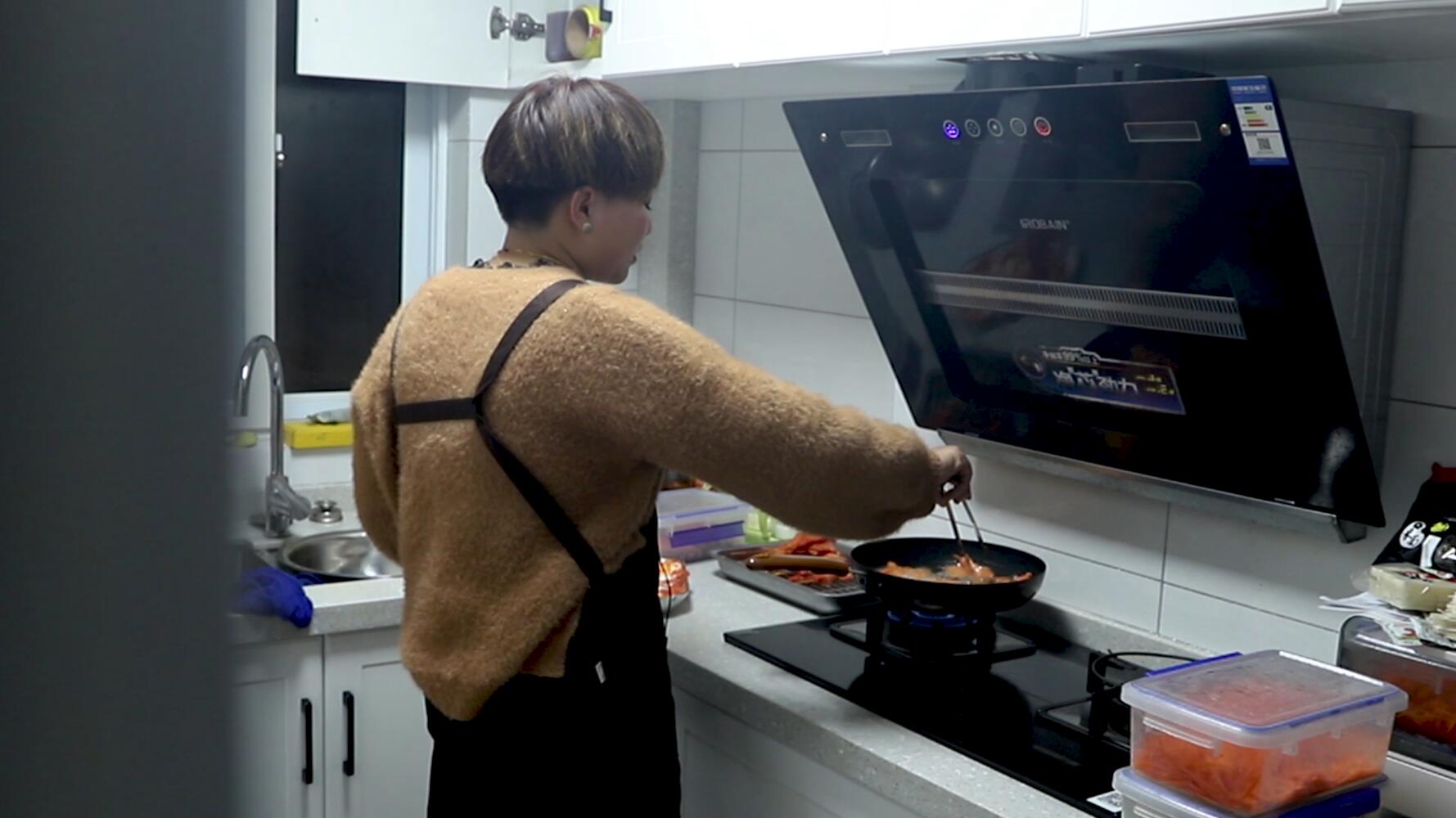 拼命比男人狠！为还清20万外债，28岁姑娘凌晨3点起床挣钱