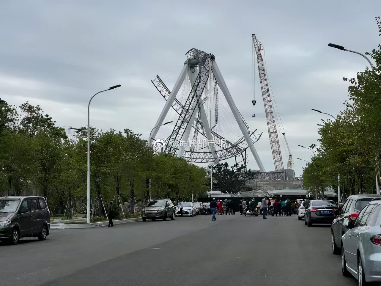 摩天轮垮塌事件,在建摩天轮倒塌人员掉下