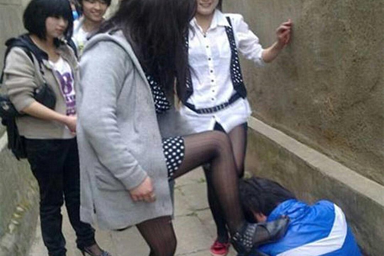 孩子被欺负妈妈教她还击,宝宝被欺负家长当时该怎么做