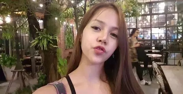 翘臀正妹只穿睡裙深蹲，这画面直男根本受不了......