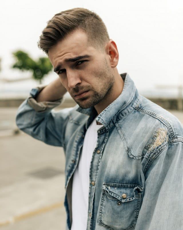 圆脸侧背头发型,细软塌发质圆脸适合什么背头