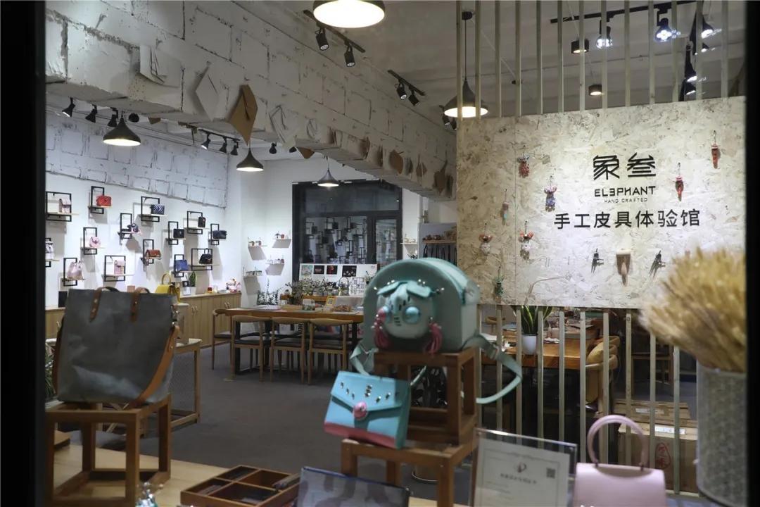 “当当......”快上车，成都的夜生活开始了