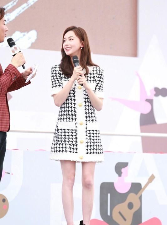 吴谨言黑色拼色礼服搭配齐耳短发,吴谨言时尚简约着装时髦个性