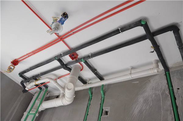 家装水管是选联塑还是伟星好？老师傅说出真相，选对了能省1万元