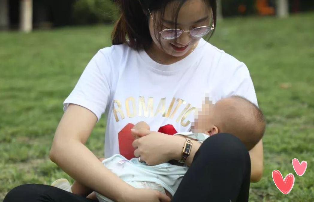 母乳宝宝吃了就睡一会又醒了,宝宝吃完母乳不到一个小时就醒了