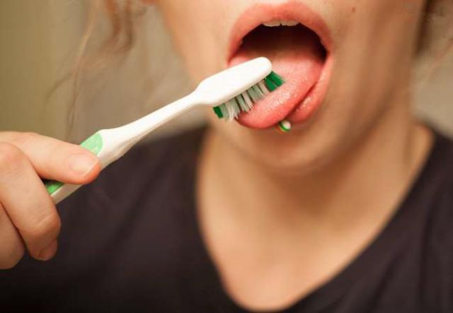 怎样正确刷牙去除口臭,怎么刷牙才能正确去除口臭