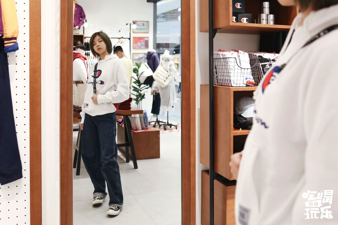 酷炫新地标!6m高巨型太空人登陆星城,开启未来进行时