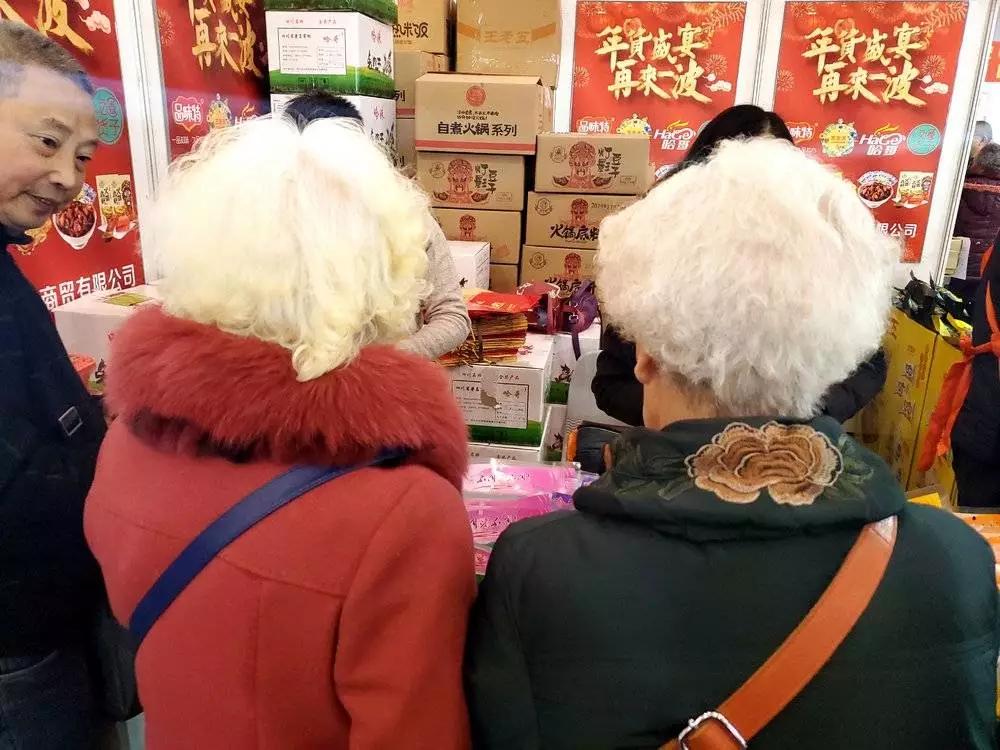 疫情之前，我们去年货展销会转了转