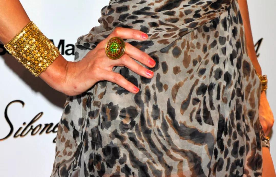 穿礼服下厨,戴镶钻口罩买菜?这位真名媛网红鼻祖,又再次爆红