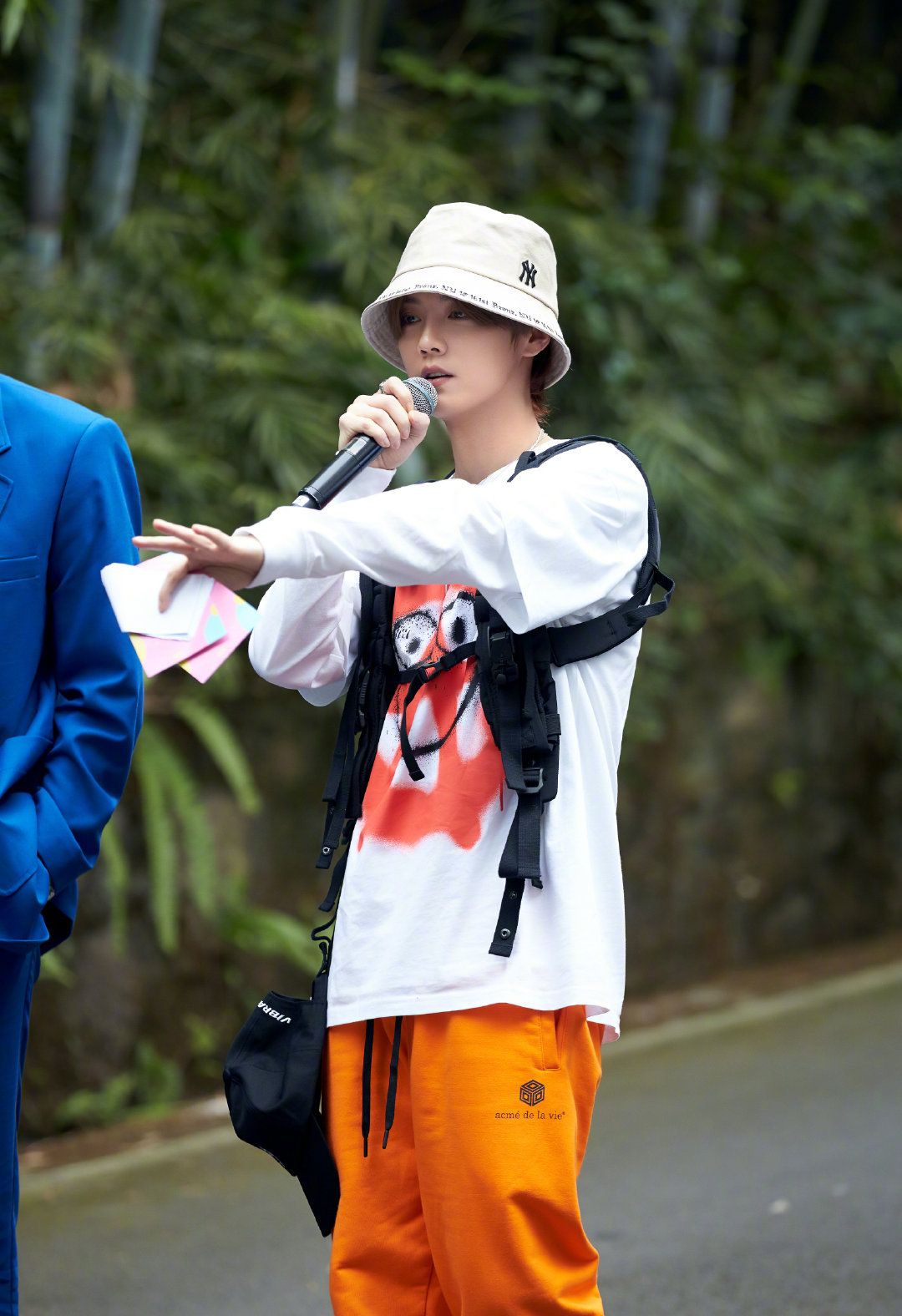 比鹿晗“假书包”更神的是“白加金”鞋子，全是窟窿，好像黄金甲