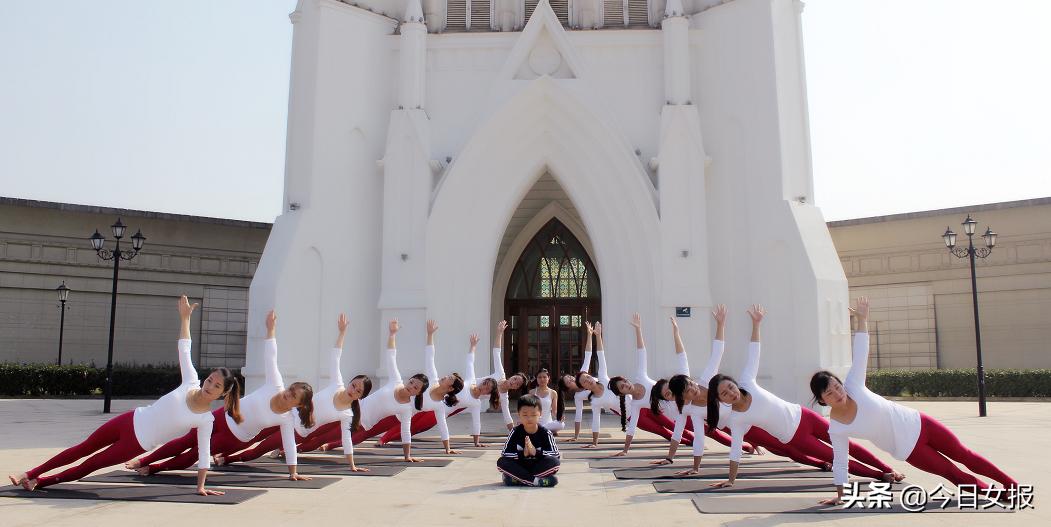去晚安中国红木馆约会春天：体验瑜伽盛会，享受汉服风光