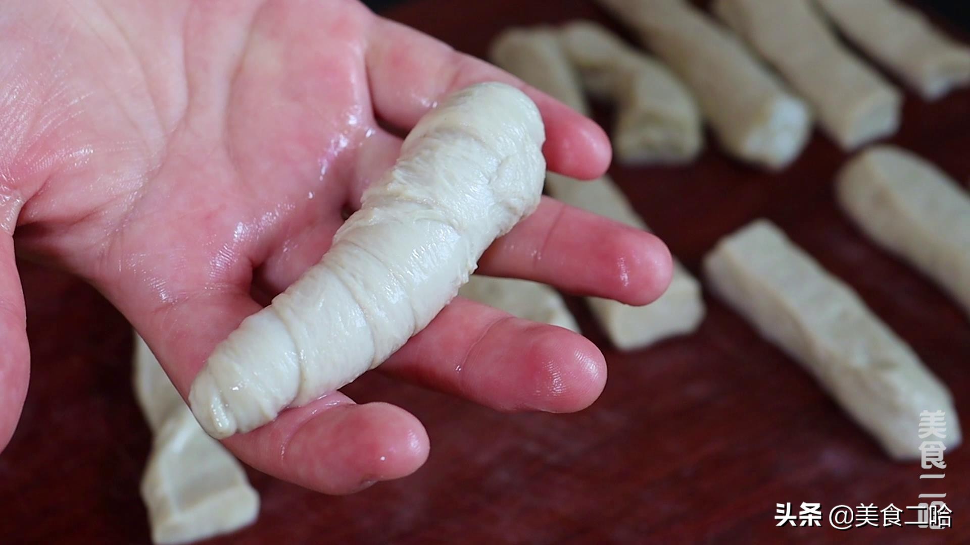 自制烤面筋:半斤粉能做30串,劲道麻辣,在家轻松实现面筋自由