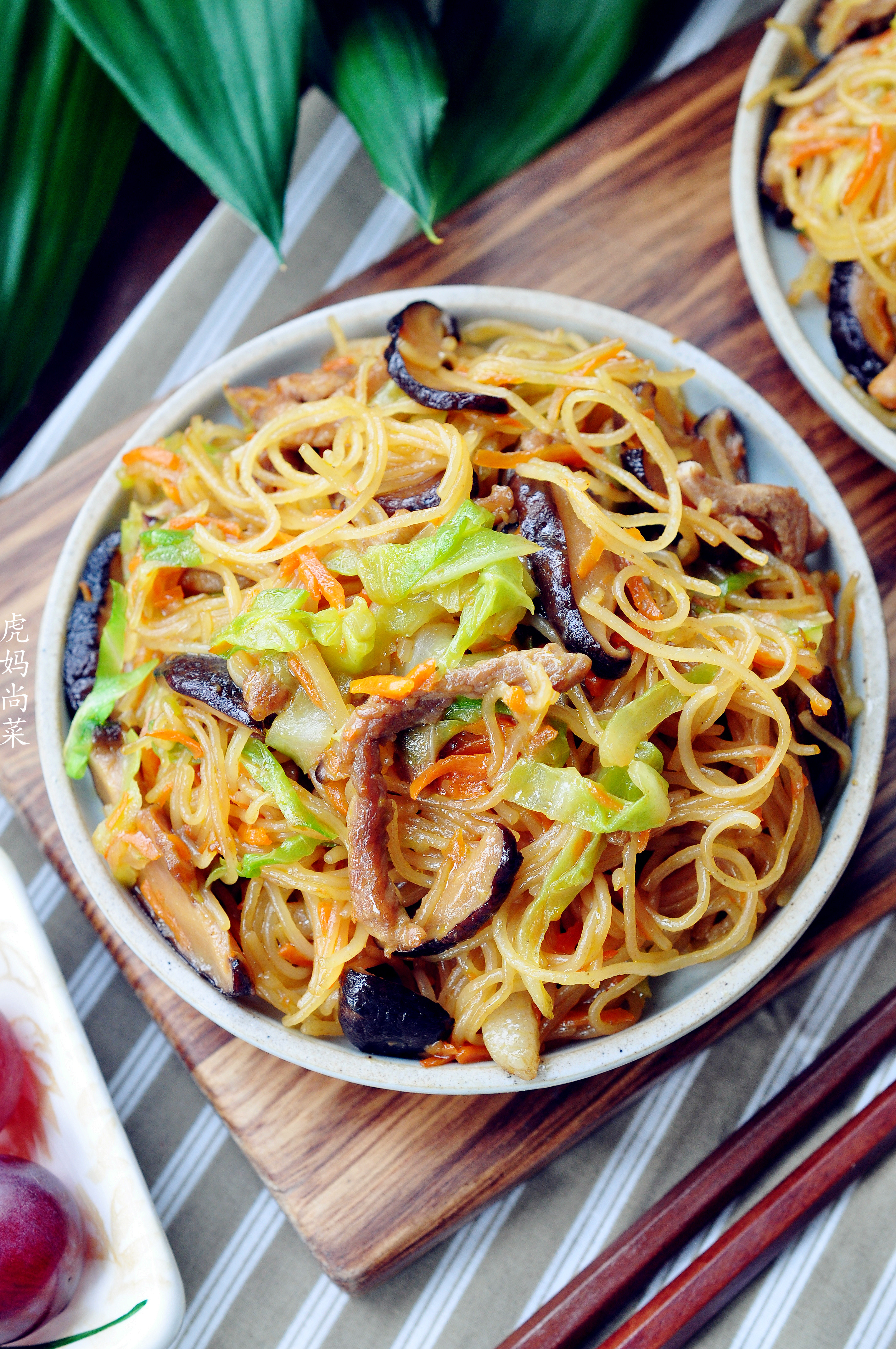 炒米粉，不用泡不用煮，直接炒就松散又入味，菜多香喷喷