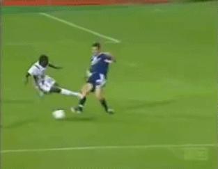 足坛十大凶狠犯规集锦,足坛十大恶意犯规集锦