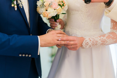 婚礼仪式新人感谢来宾鞠躬主持词,新的简短精彩的婚礼主持词完整版