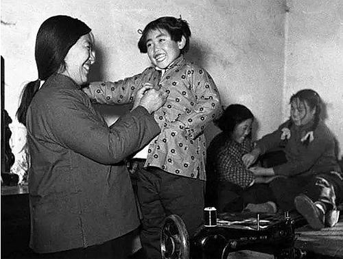 从喇叭裤港台货到抖音带货，看新中国70年消费变迁