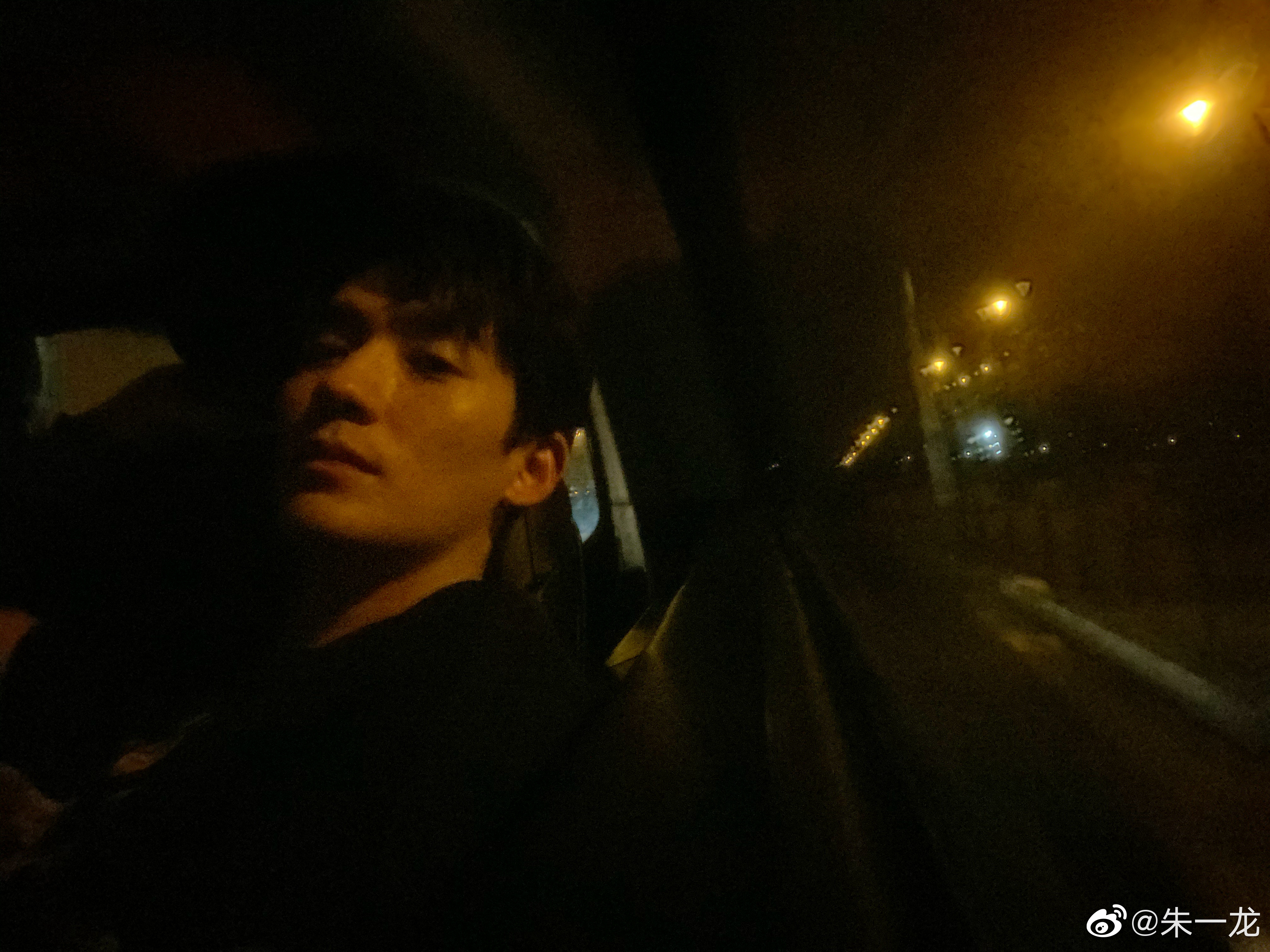 朱一龙笑容三格,朱一龙红衣绝美镜头